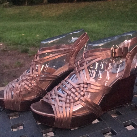 Fossil Shoes - Fossil wedge sandals in bronze
